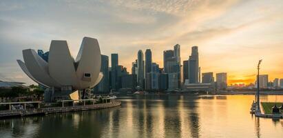 paesaggio Visualizza di Singapore attività commerciale quartiere e città a crepuscolo. Singapore paesaggio urbano a crepuscolo edificio in giro marina baia. foto