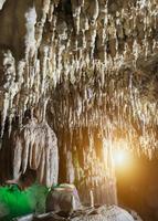 grotta stalattiti e stalagmiti foto