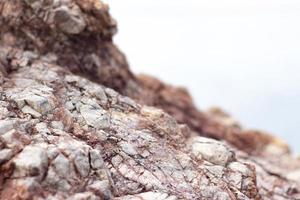 avvicinamento di roccia struttura. roccia struttura sfondo. avvicinamento di un' roccia su il spiaggia. alta qualità foto