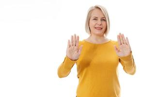 eccitato donna mostrando il cartello di fermare, trascurare, negazione e riluttanza foto