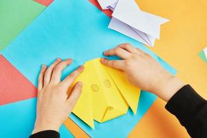 ragazzo fabbricazione carta cane origami foto