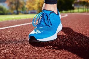 in esecuzione scarpe da ginnastica a stadio traccia foto