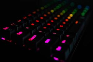 gioco rgb tastiera su buio sfondo foto