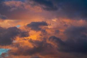 viola nuvole illuminato di scomparsa raggi a tramonto. maestoso tempo metereologico meteorologia sfondo foto