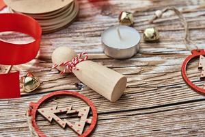 Natale decorazioni su di legno sfondo, piatto posare foto