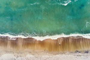 costa con blu mare onde e sabbia spiaggia, superiore Visualizza foto