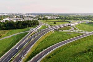 macchine in movimento su trasporto strada giunzione nel città, aereo Visualizza foto