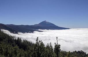 EL teide vulcano sopra il nuvole nel tenerife Spagna foto