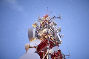 stelle a notte nel cielo sopra telecomunicazioni Torre foto