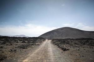 nuvole al di sopra di deserto strada, timanfaya nazionale parco, Lanzarote foto