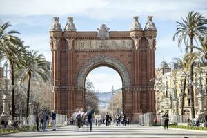 corsa di persone a il arco de Triomf monumento, Barcellona, Spagna foto