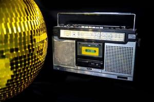 discoball e ghettoblaster stereo foto