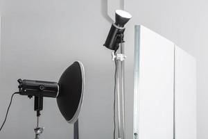 interno di luminosa spazio di foto studio con grande bianca ciclorama con illuminazione attrezzatura