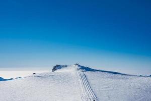 sciare pendenza e neve coperto inverno montagne. Cervino è un' montagna nel il pennine Alpi su il confine fra Svizzera e Italia. picco di il Cervino ghiacciaio Paradiso. foto
