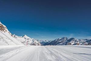 sciare pendenza e neve coperto inverno montagne. Cervino è un' montagna nel il pennine Alpi su il confine fra Svizzera e Italia. picco di il Cervino ghiacciaio Paradiso. foto