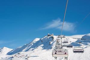 bellissimo Visualizza di gornergrat, Zermatt, Cervino sciare ricorrere nel Svizzera con cavo sedia sollevamento trasporto. sciare ascensori nel Svizzera. inverno vacanze. foto