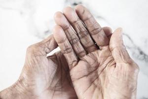 stretta di mano di una persona anziana