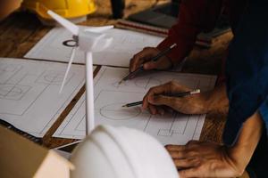 costruzione e struttura concetto di ingegnere Lavorando disegno su planimetria incontro per progetto Lavorando con compagno su modello edificio e ingegneria utensili nel Lavorando luogo, costruzione concetto foto