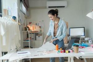 femmina imprenditori siamo fabbricazione nuovo capi di abbigliamento collezioni. foto