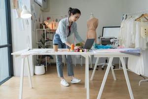 femmina imprenditori siamo fabbricazione nuovo capi di abbigliamento collezioni. foto