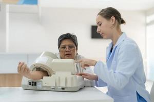 anziano donna controllo sangue pressione per dai un'occhiata. foto