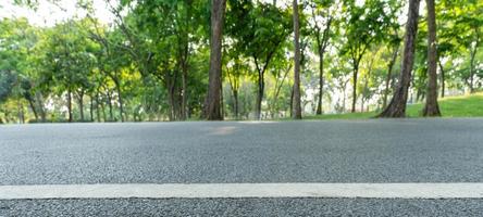 vuoto autostrada asfalto strada nel paesaggio verde parco foto