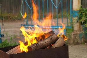 brillantemente ardente di legno logs con giallo caldo fiamme di fuoco. foto