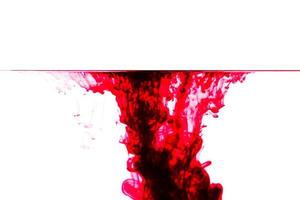 rosso inchiostro far cadere nel acqua. sfondo, acqua far cadere collisione con astratto effetto.rosso inchiostro isolato nel acqua foto
