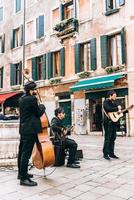 venezia, italia 2017- musicisti di strada sulla piazza di venezia