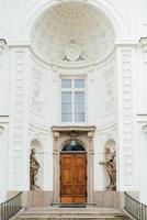 varsavia, polonia 2017- complesso antico palazzo e parco di lazienki a varsavia foto