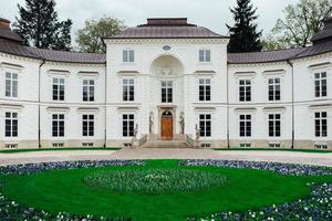 varsavia, polonia 2017- complesso antico palazzo e parco di lazienki a varsavia foto