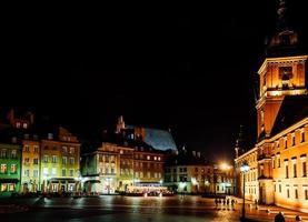 varsavia, polonia 2017 - edifici commerciali di warshawa con luci notturne foto
