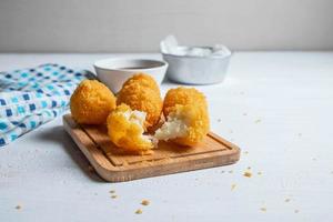 mozzarella fritta su una tavola foto