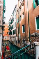 stretti canali di venezia italia foto