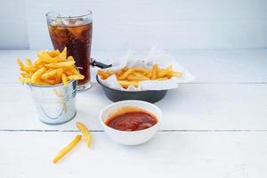 soda con patatine fritte e ketchup foto