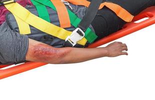 paziente infortunio superiore braccio nel barella isolato su bianca sfondo e ritaglio sentiero foto