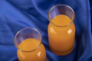 due brocche di vetro con delizioso succo d'arancia foto