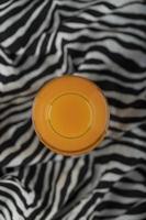 una brocca di vetro con un delizioso succo d'arancia foto