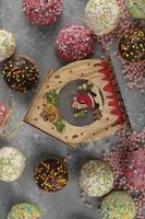 ciambelle colorate al cioccolato dolce con codette foto