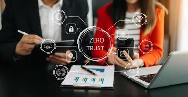 zero fiducia sicurezza concetto persona utilizzando computer e tavoletta con zero fiducia icona su virtuale schermo di dati aziende.in ufficio foto