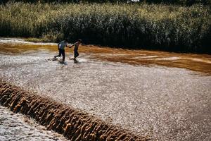 bambini nel Kashgar, xinjiang giocare felicemente nel il acqua foto