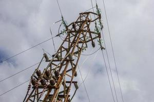 alto voltaggio elettrico polo e trasmissione Linee. elettricità piloni. energia e energia ingegneria sistema. cavo filo su un elettrico inviare. foto