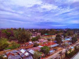 aereo Visualizza di il città di rangpur. panorama di un' cittadina. paesaggio scena nel bangladesh.urban ambiente paesaggio con molti verde alberi. architettonico Visualizza di il costa di il ricorrere cittadina foto