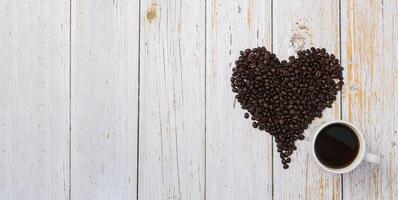 chicchi di caffè disposti a forma di cuore, amano bere il concetto di caffè foto