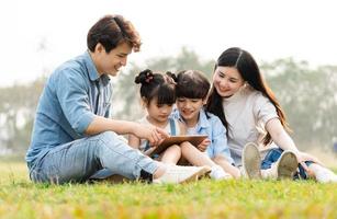 Immagine di un asiatico famiglia nel il parco foto