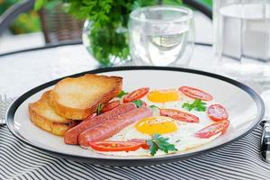 inglese prima colazione su estate terrazza foto