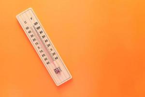 Close up di strumenti di misurazione della temperatura sfondo arancione