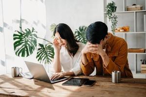 squadra pensiero di problema soluzione a ufficio incontro, triste diverso attività commerciale persone gruppo scioccato di cattivo notizia, irritato colleghi nel panico dopo azienda fallimento concetto foto