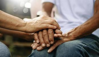 mani di il vecchio uomo e un' donna mano foto