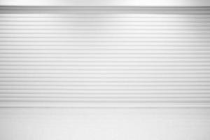 astratto lusso bianca camera con metallo pieghevole porta sfondo e individuare leggero a partire dal il superiore, adatto per Prodotto presentazione e sfondo. foto